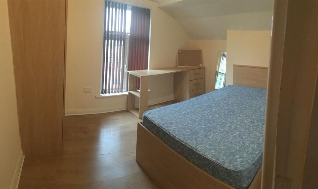 Bright, simply furnished double bedroom with a ...