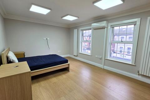 2 bedroom flat to rent, High Street North, London