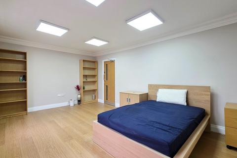 2 bedroom flat to rent, High Street North, London
