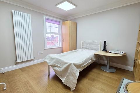 2 bedroom flat to rent, High Street North, London