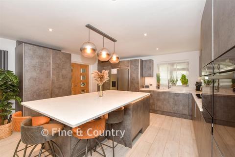 5 bedroom chalet for sale, Bromley Green Road, Ruckinge, Ashford, Kent