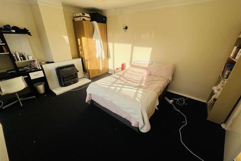 undefined, BPC02399, Brockworth Crescent