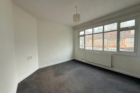 1 bedroom flat to rent, Hainault Road, Romford RM5