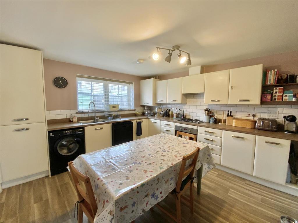 Kitchen/ Dining Room