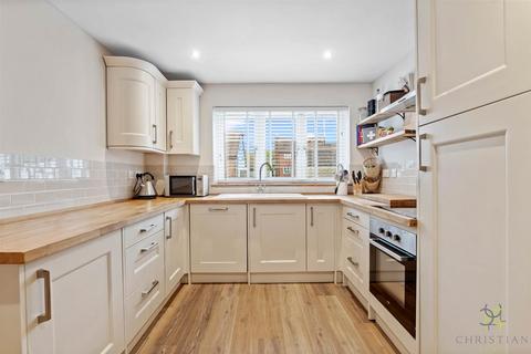 2 Avon Court, Offenham, Evesham, WR11 8RU
