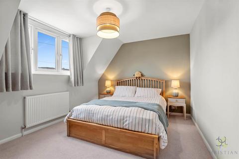 2 Avon Court, Offenham, Evesham, WR11 8RU