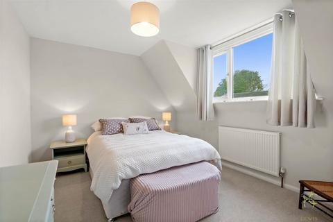 2 Avon Court, Offenham, Evesham, WR11 8RU