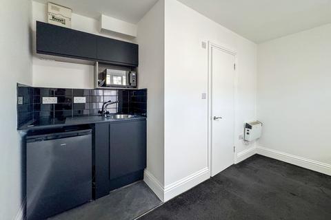 Studio to rent, Layfield Road, London, NW4