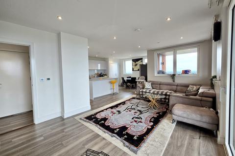 3 bedroom apartment for sale, Ashwell House, Healum Avenue, Southall, Greater London, UB2