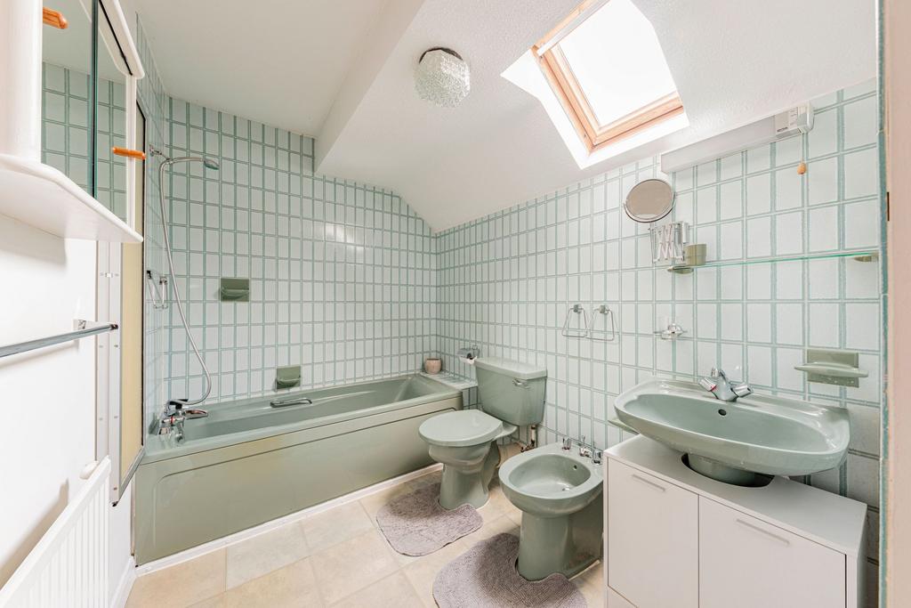 Bathroom W.C (1)