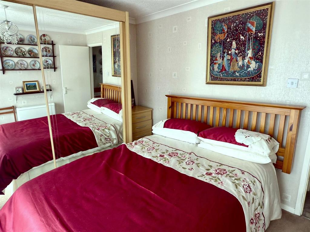BEDROOM MASTER.jpg