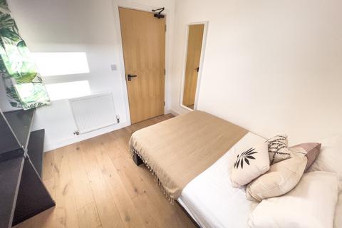 6 bedroom flat to rent, Kempston Street, L3 8HE,