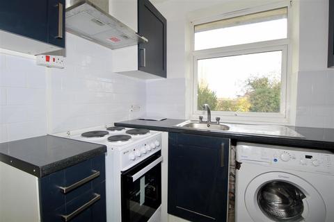 2 bedroom maisonette to rent, Lyndhurst Gardens, Enfield