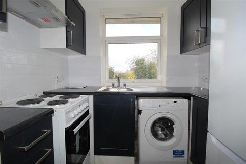 2 bedroom maisonette to rent, Lyndhurst Gardens, Enfield