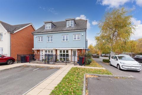 4 bedroom semi-detached house for sale, Mathecombe Road, Cippenham