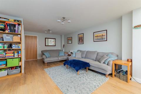 4 bedroom semi-detached house for sale, Mathecombe Road, Cippenham