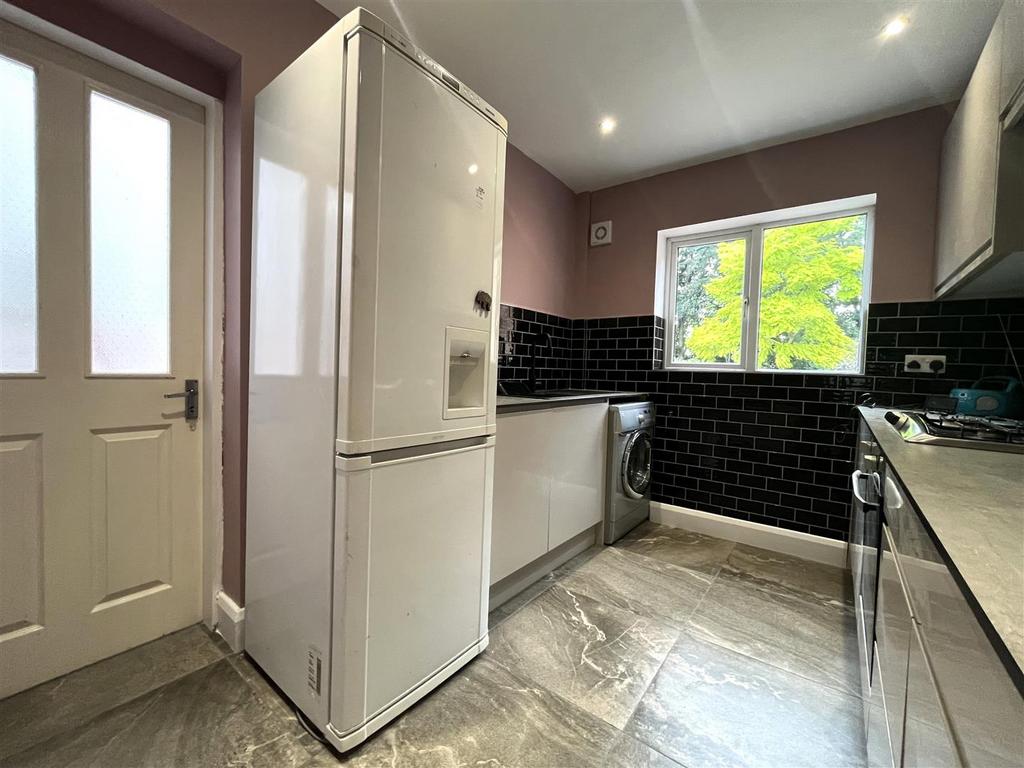 Kitchen (2).JPG