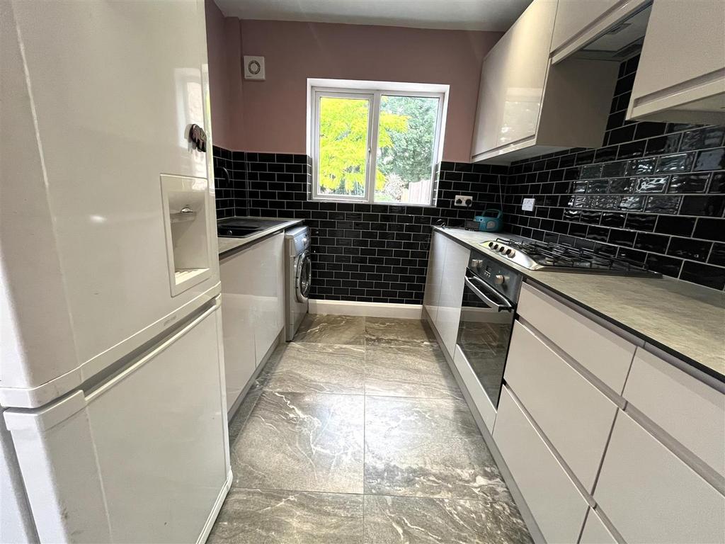 Kitchen (1).JPG