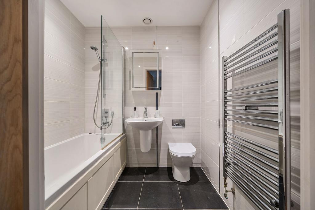 Bathroom W.C (1)