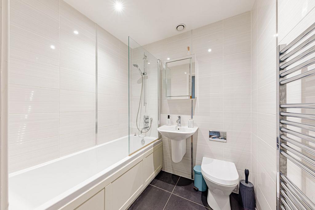 Bathroom W.C (1)