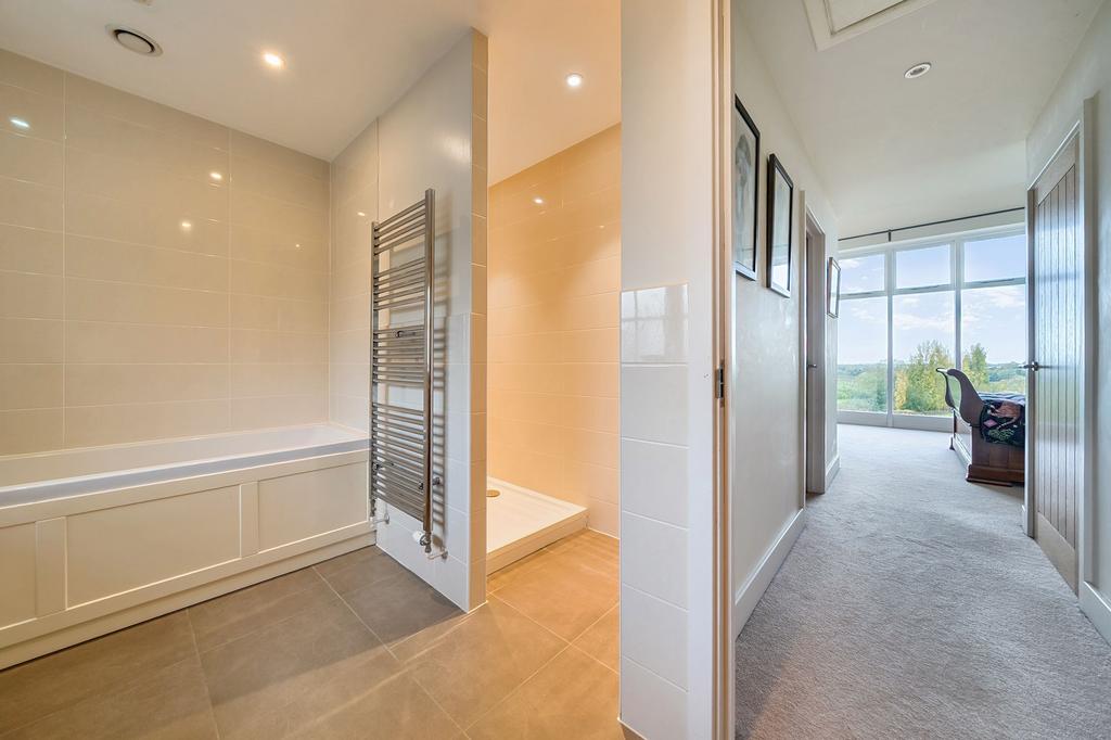 Ensuite Bathroom W.C (1)