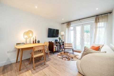 1 bedroom flat to rent, Havilland Mews, London W12
