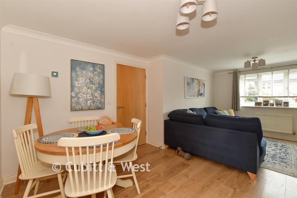 Lounge/Dining Area