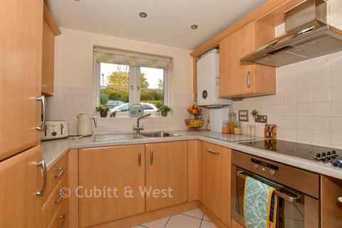 2 bedroom ground floor flat for sale, Tylehurst Drive, Redhill RH1