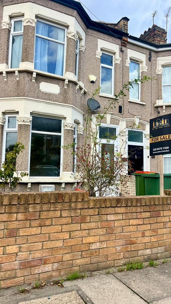4 bed terraced house for sale Victoria Avenue, Lo