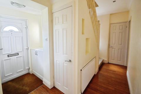 3 bedroom semi-detached house to rent, Heaton Avenue, Romford, Essex
