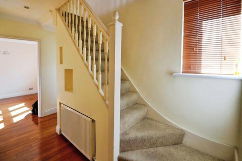 3 bedroom semi-detached house to rent, Heaton Avenue, Romford, Essex