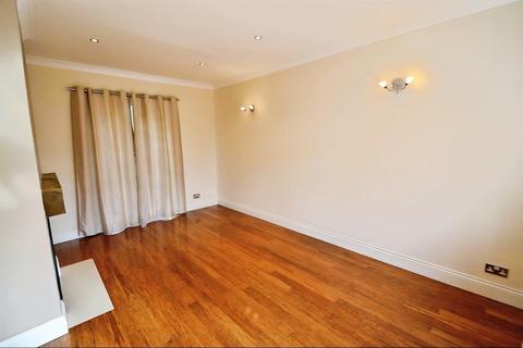 3 bedroom semi-detached house to rent, Heaton Avenue, Romford, Essex