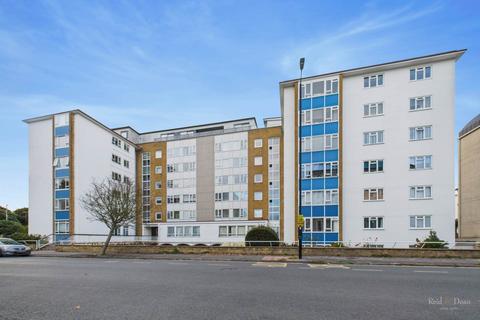 3 bedroom flat to rent, Chiswick Place, Eastbourne