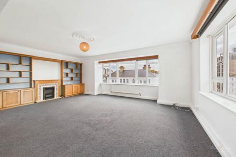 3 bedroom flat to rent, Chiswick Place, Eastbourne