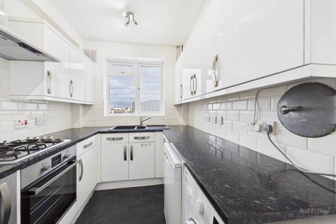 3 bedroom flat to rent, Chiswick Place, Eastbourne