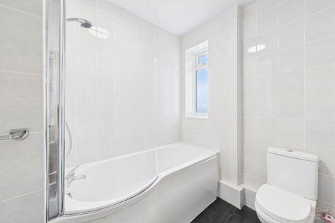 3 bedroom flat to rent, Chiswick Place, Eastbourne