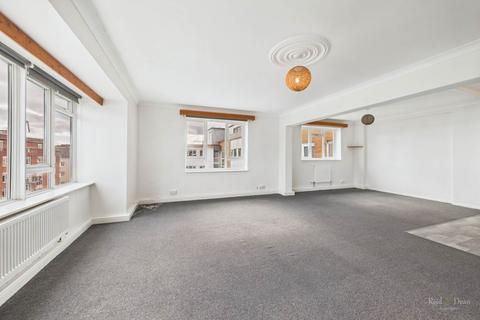3 bedroom flat to rent, Chiswick Place, Eastbourne
