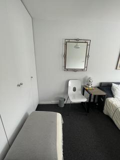 1 bedroom in a flat share to rent, Hillman Drive, London W10