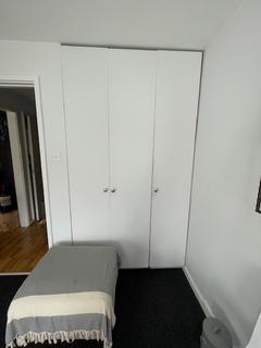 1 bedroom in a flat share to rent, Hillman Drive, London W10