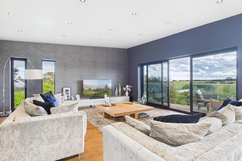 5 bedroom detached house for sale, Links Road, Gorleston