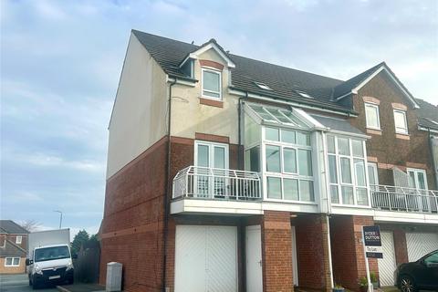 4 bed terraced house for rent in Heathmoor Park Road, Illingworth, Halifax, West Yorkshire, HX2