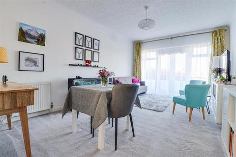 2 bedroom flat for sale, Imperial Avenue, Westcliff-On-Sea SS0