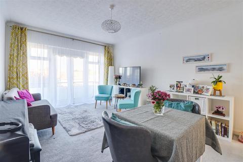 2 bedroom flat for sale, Imperial Avenue, Westcliff-On-Sea SS0
