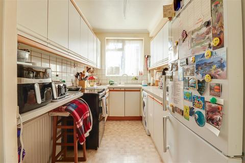 2 bedroom flat for sale, Imperial Avenue, Westcliff-On-Sea SS0