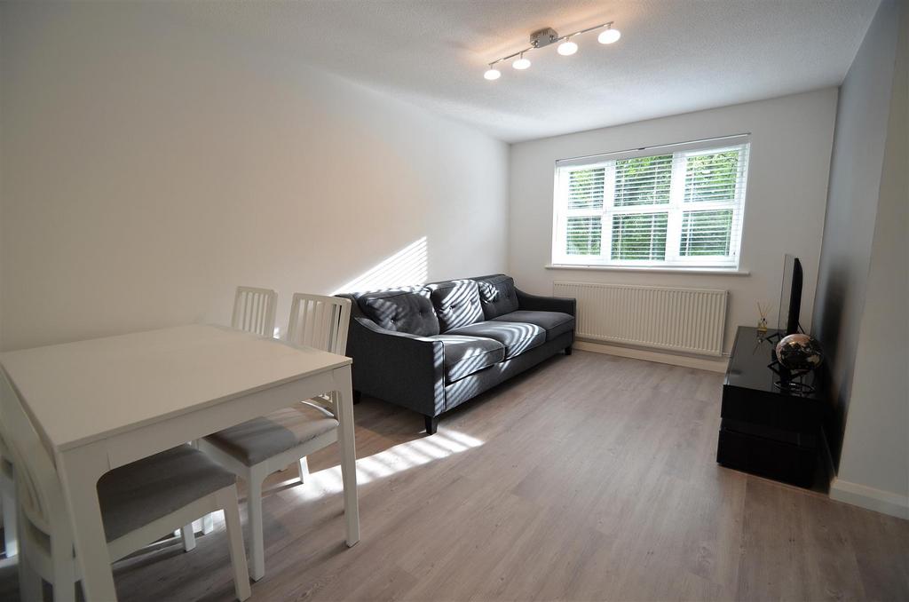 Lounge/Dining