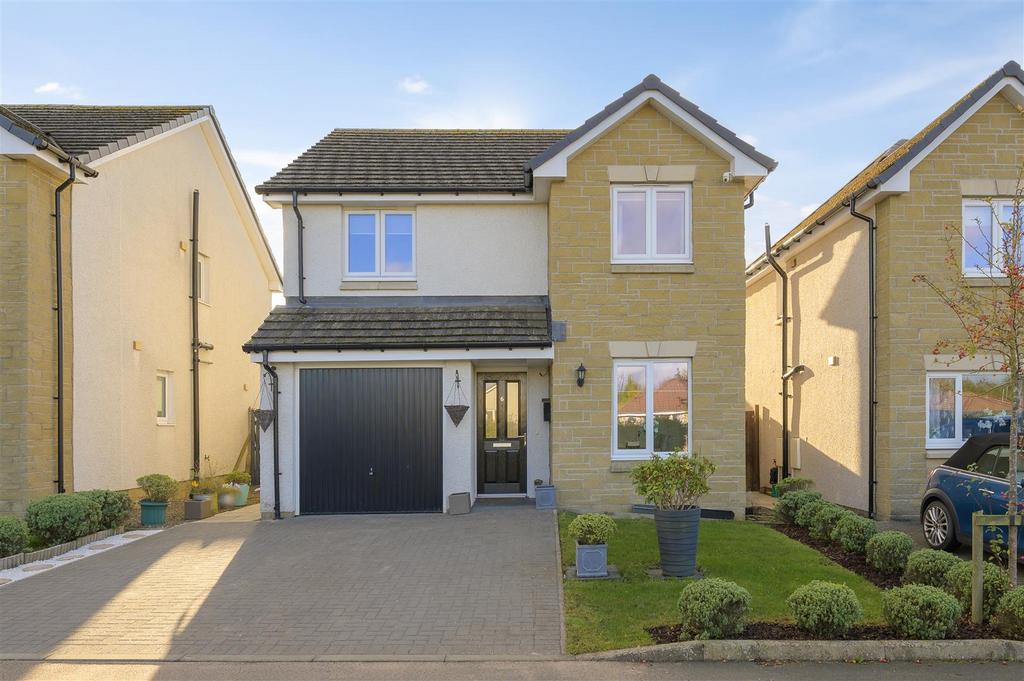 6 Colin Smith Place001.jpg