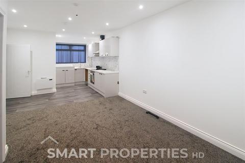 2 bedroom flat to rent, Fourth Avenue, Liversedge WF15