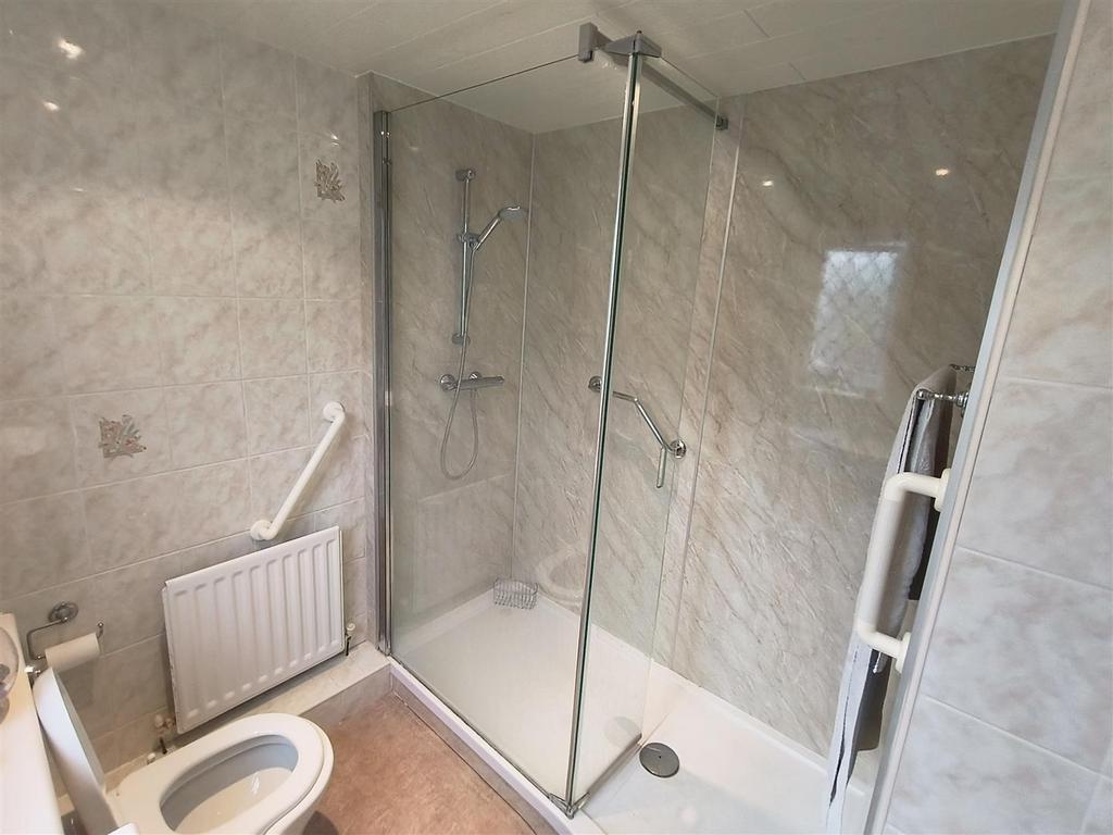 Family bathroom 2.jpg