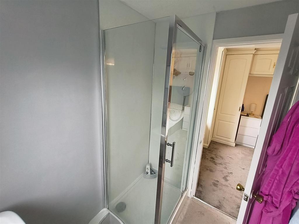 Ensuite 2.jpg