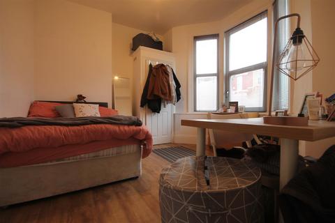 3 bedroom flat to rent, Helmsley Road, Sandyford